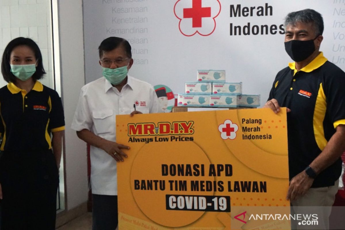 PMI serahkan ribuan APD untuk tenaga kesehatan di Bitung