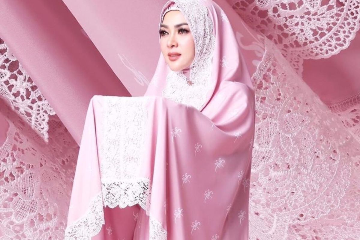 Syahrini menjual koleksi mukena bertabur emas seharga Rp5 juta