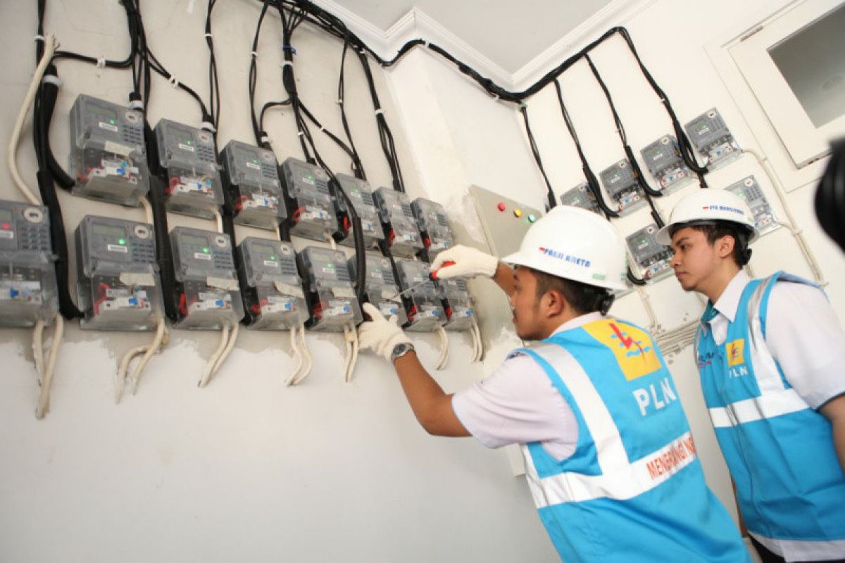 Petugas PLN kembali lakukan catat meter ke rumah pelanggan