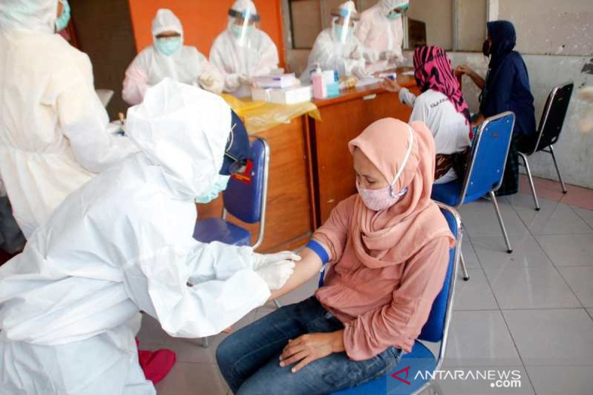 Pedagang Pasar Rejowinangun jalani tes cepat  antisipasi COVID-19