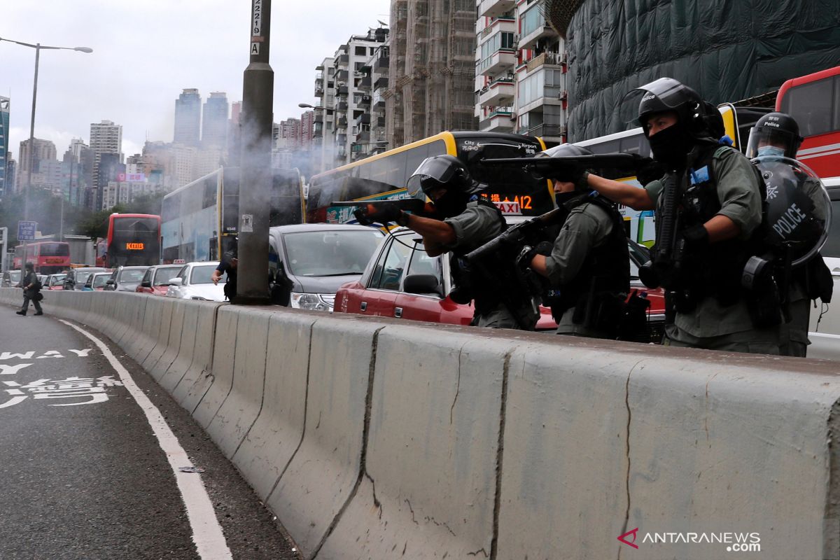 Polisi Hong Kong membubarkan demonstrasi terbesar sejak wabah corona