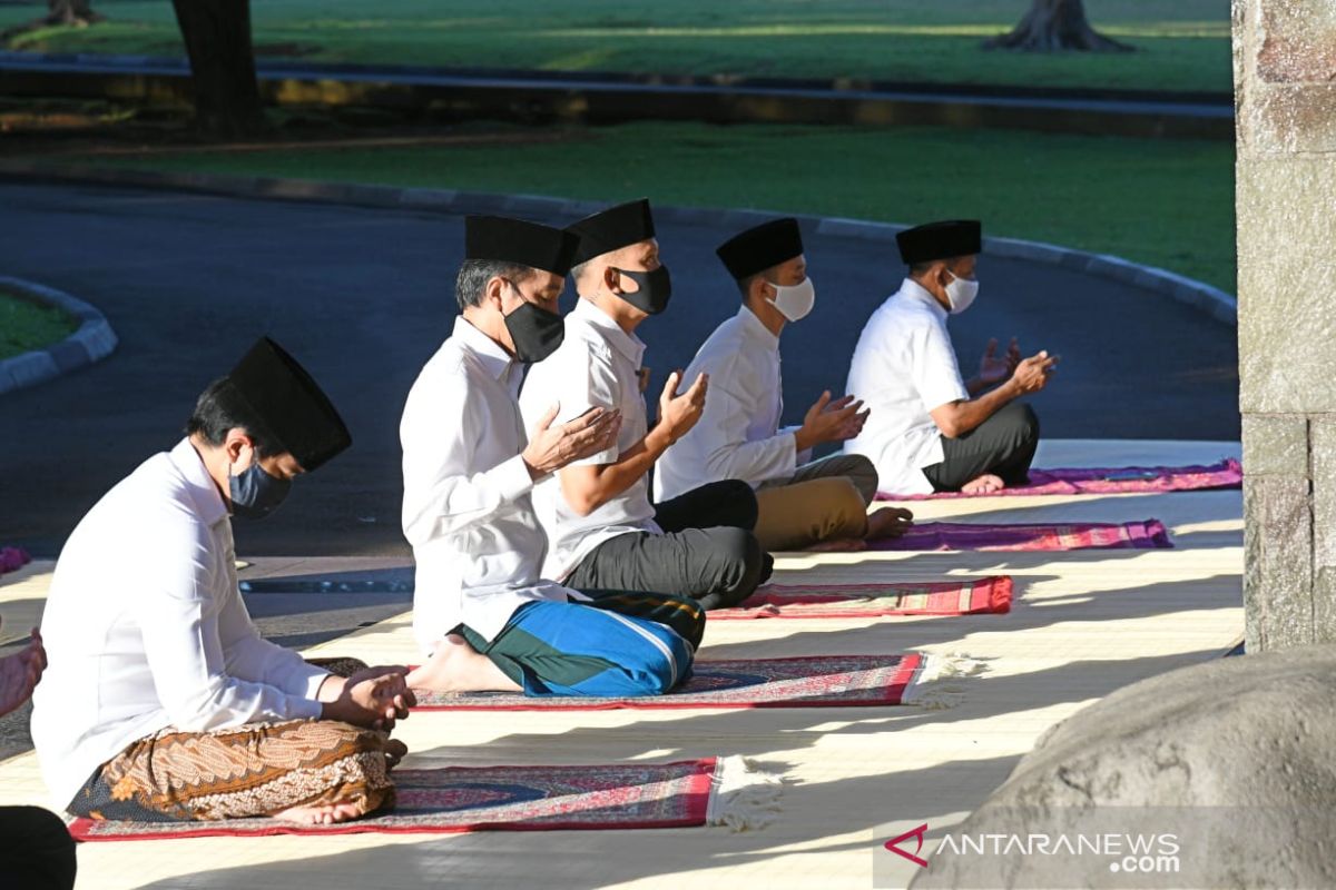 Presiden Jokowi tunaikan shalat Idul Fitri di halaman wisma Bayurini