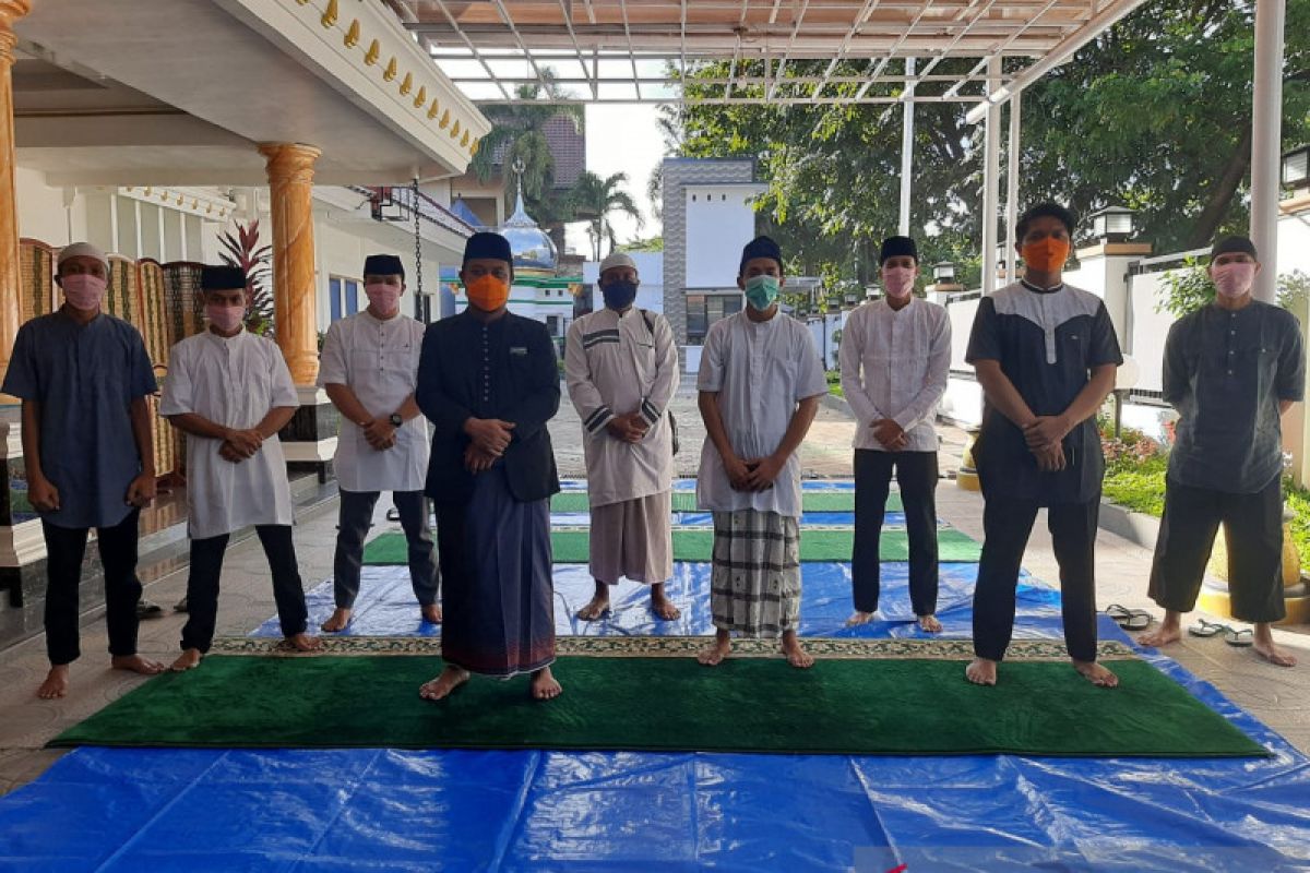 Wagub Sulsel bagikan menu khas kepada tim medis saat Lebaran