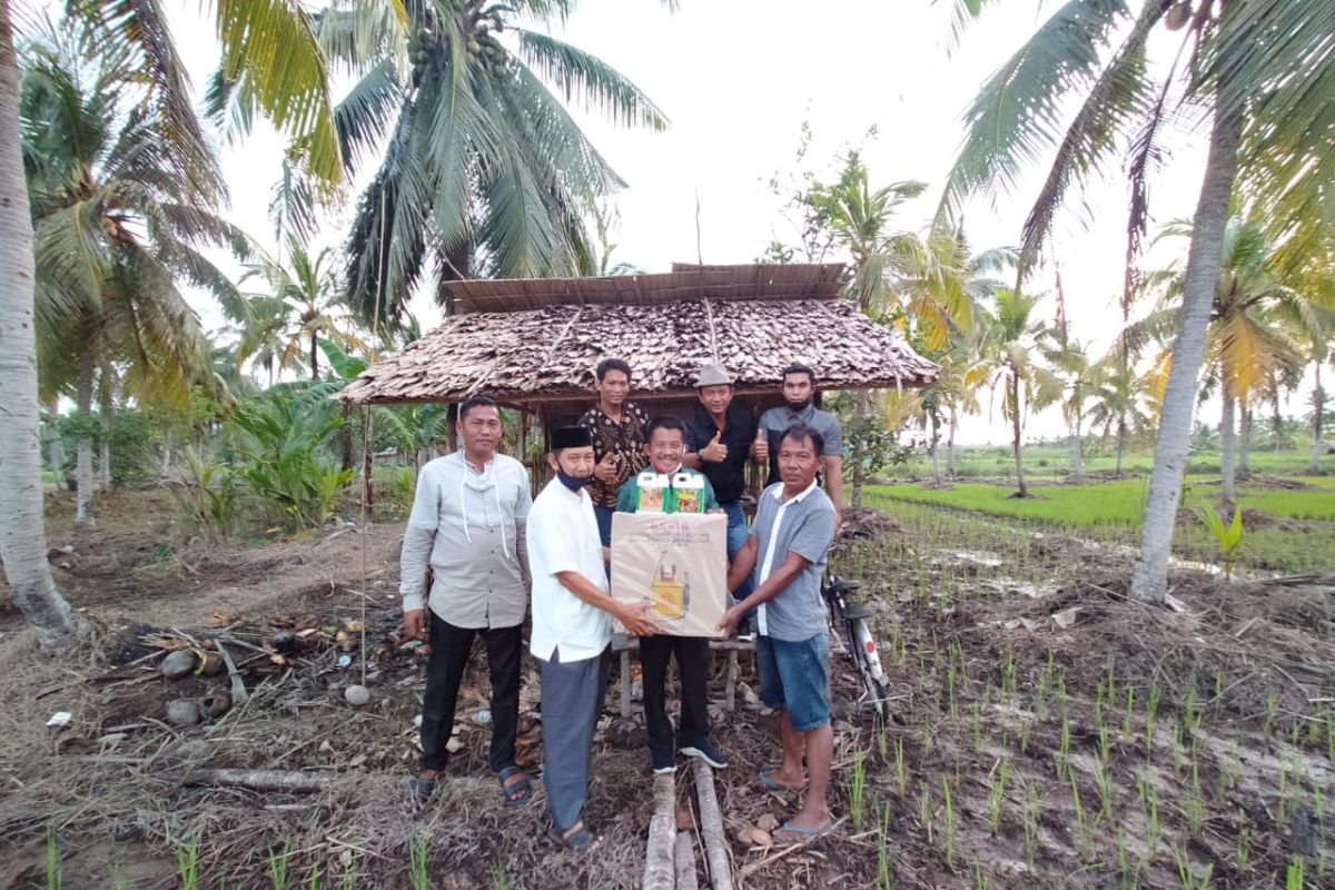 STII Inhil serahkan alat pertanian dan pupuk kepada Poktan Tanjung Jaya