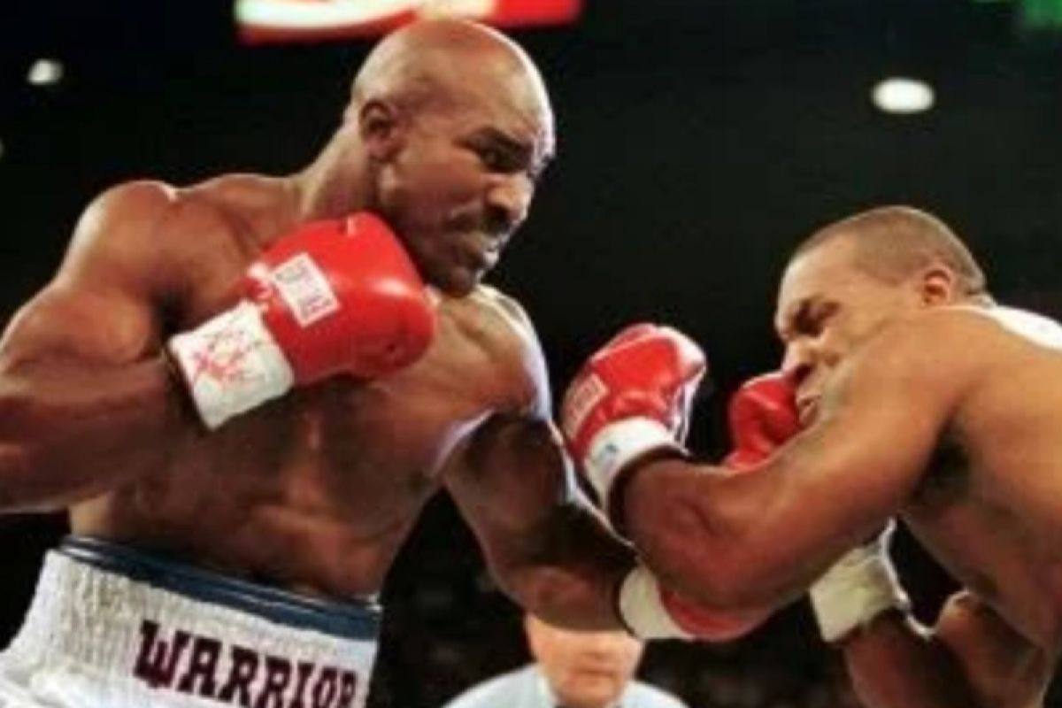 Evander Holyfield siap jika Mike Tyson yang minta tarung ulang