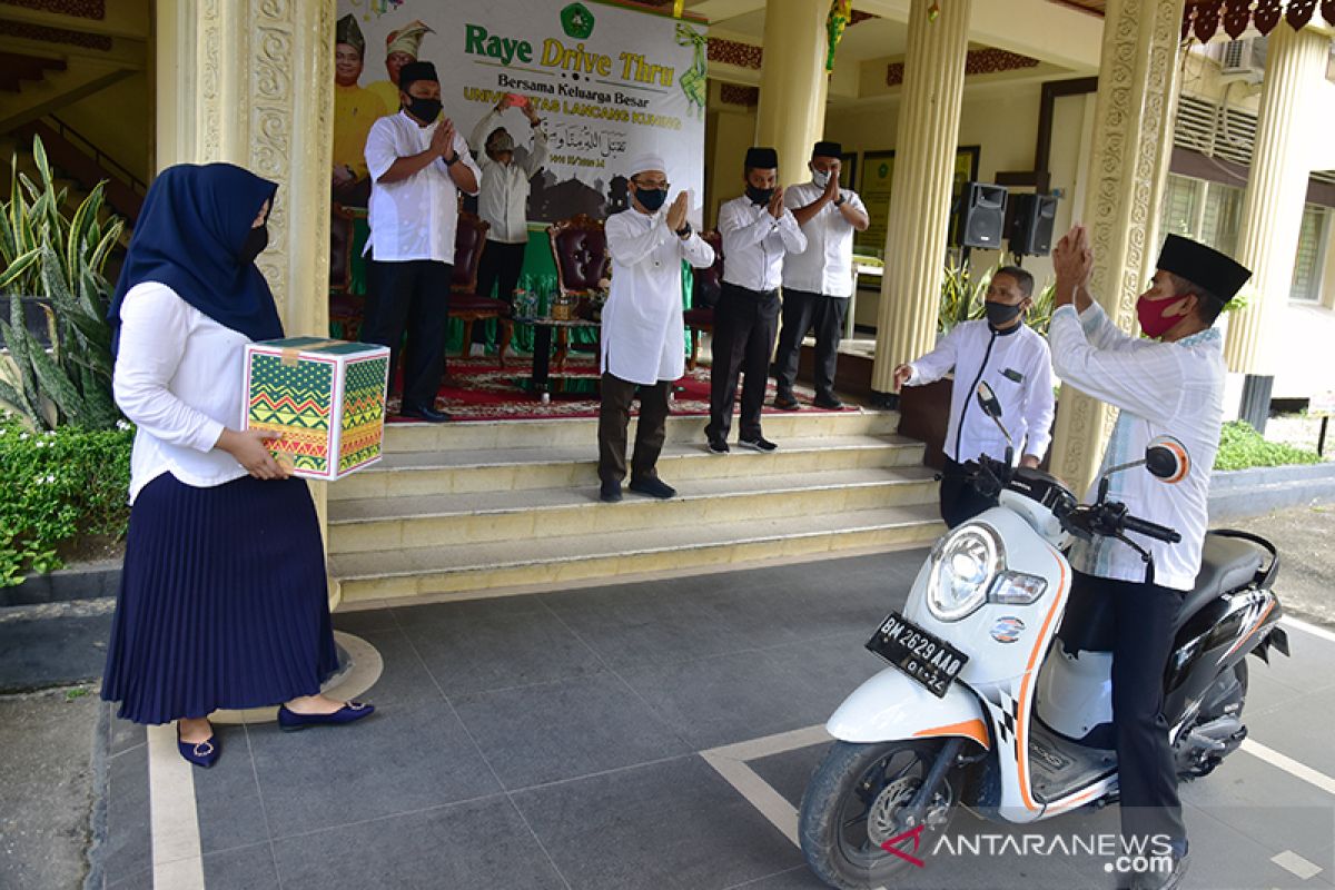 Uniknya "Raye Drive Thru" di kampus Unilak saat PSBB di Pekanbaru