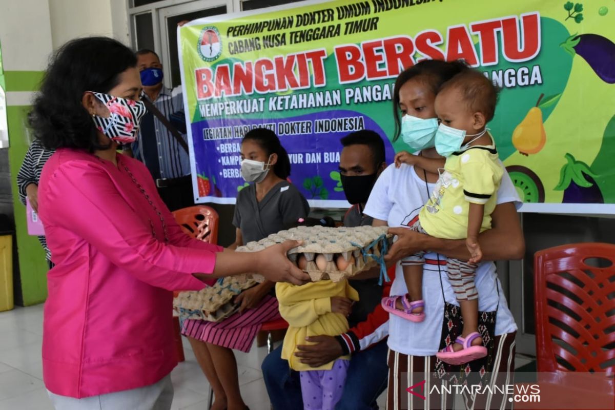 PDUI bantu telur ayam bagi warga Kupang