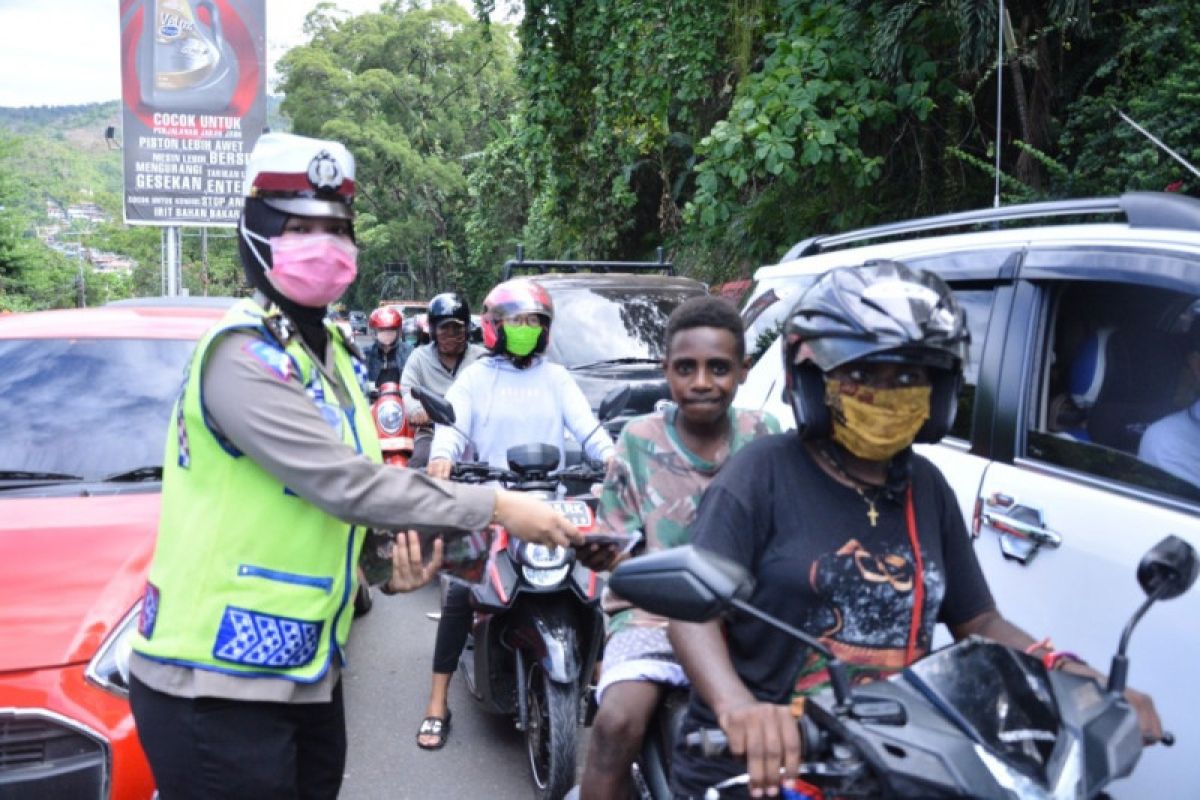 Ditlantas Polda Papua bagi stiker dan masker gratis kepada warga