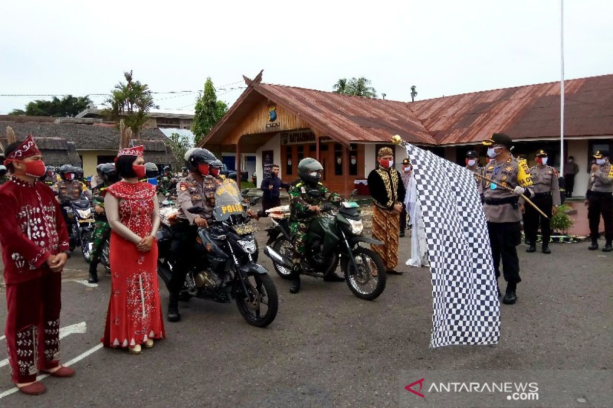 Penyaluran ratusan kantong beras kepada warga terdampak COVID-19 di Barsel