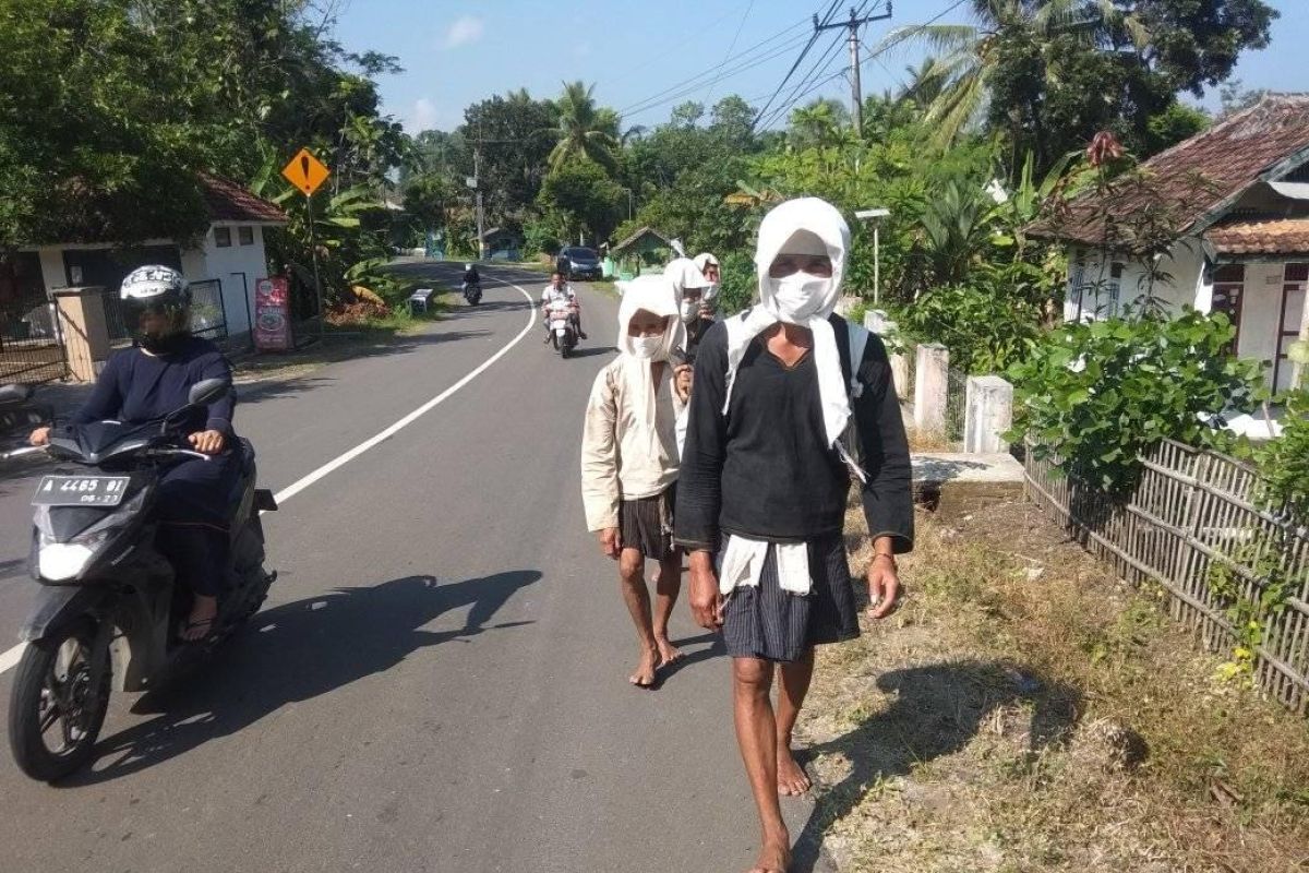 Warga Badui Dalam berjalan kaki puluhan kilometer demi silaturahmi