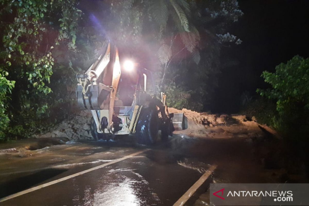 Jalan Bukittinggi-Pasaman Barat sudah bisa dilewati setelah longsor