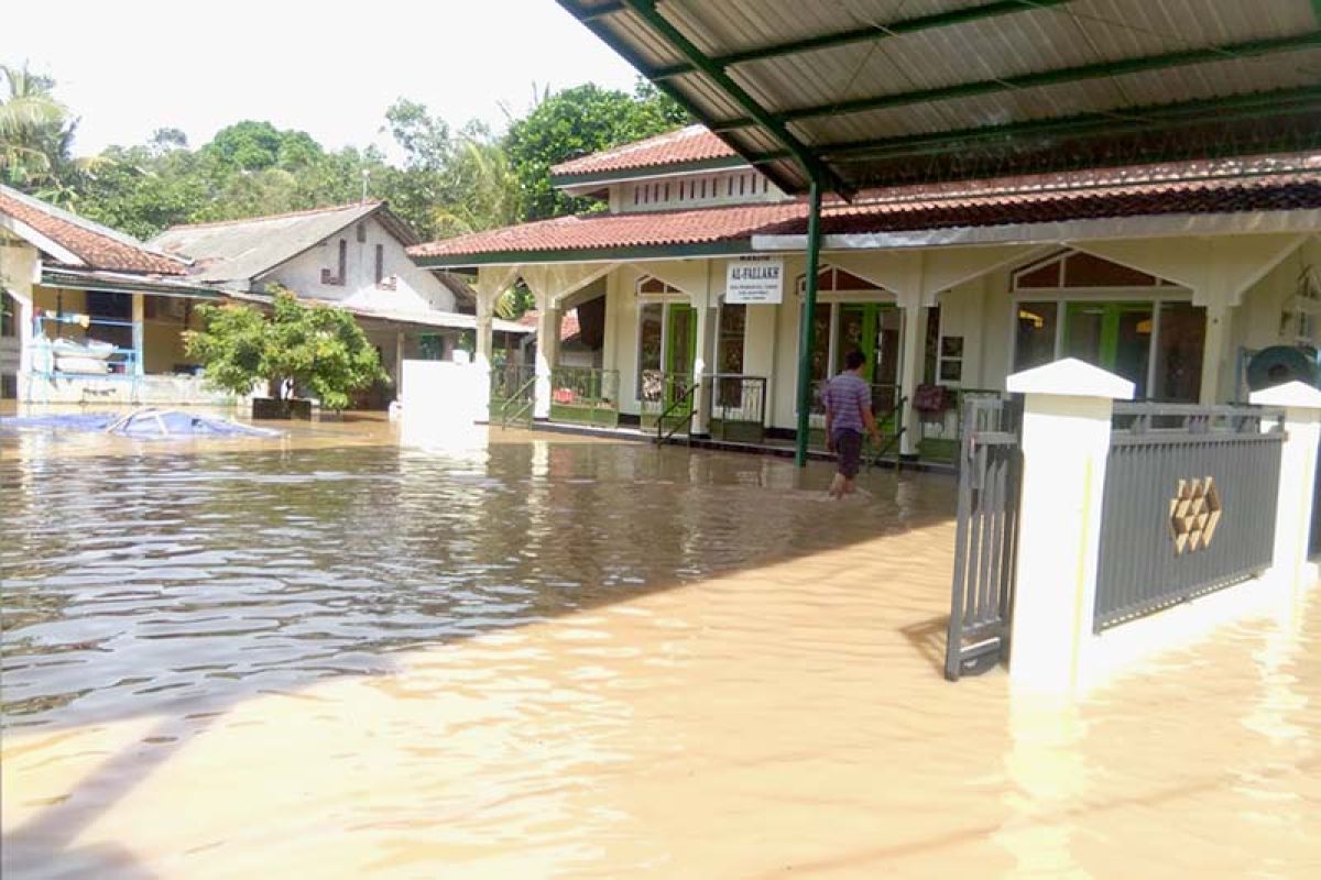 Tanggul jebol, ratusan rumah di Tambak Banyumas tergenang banjir