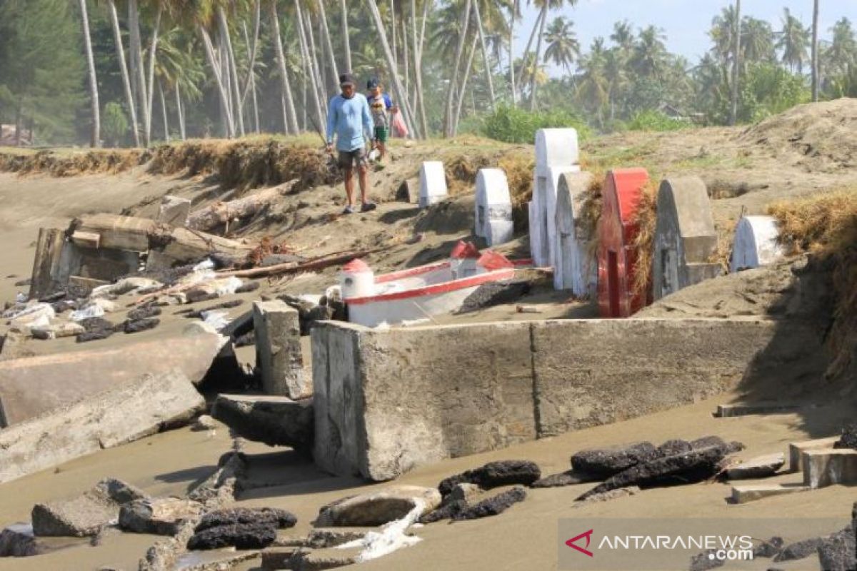 Makam Tionghoa di Aceh Barat tergerus abrasi