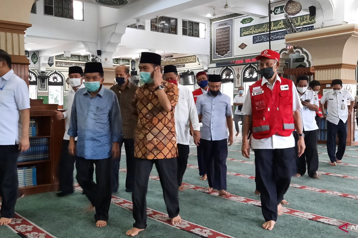 Jusuf Kalla sarankan tempat ibadah lebih dulu dibuka