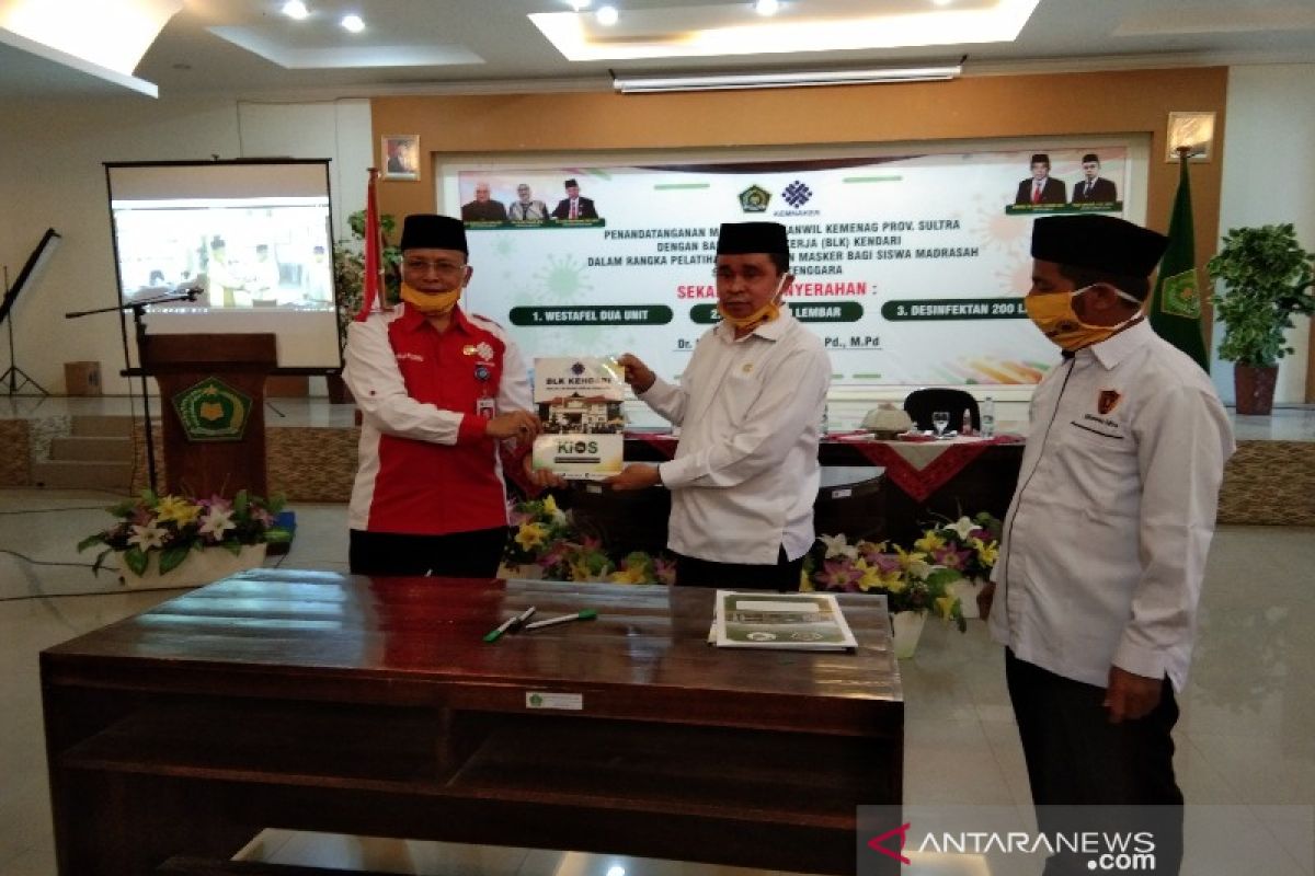 Kemenag Sultra mendorong siswa madrasah pandai membuat masker kain