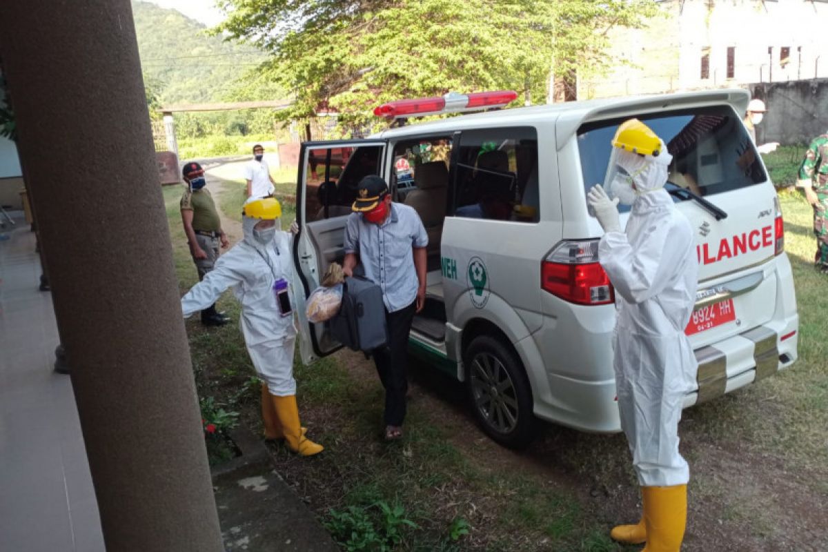 Pelaku perjalanan tanpa gejala di KSB dijemput petugas untuk diisolasi