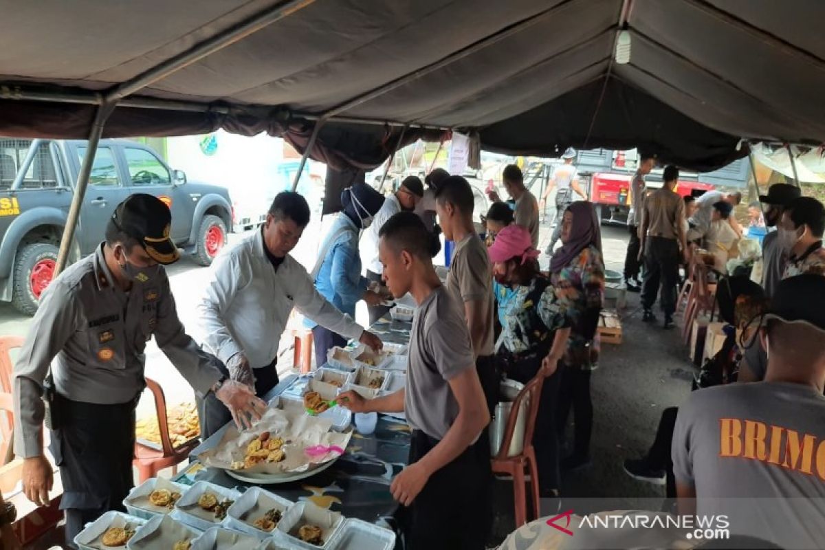 Warga terdampak rob di Kota Pekalongan dapat nasi bungkus