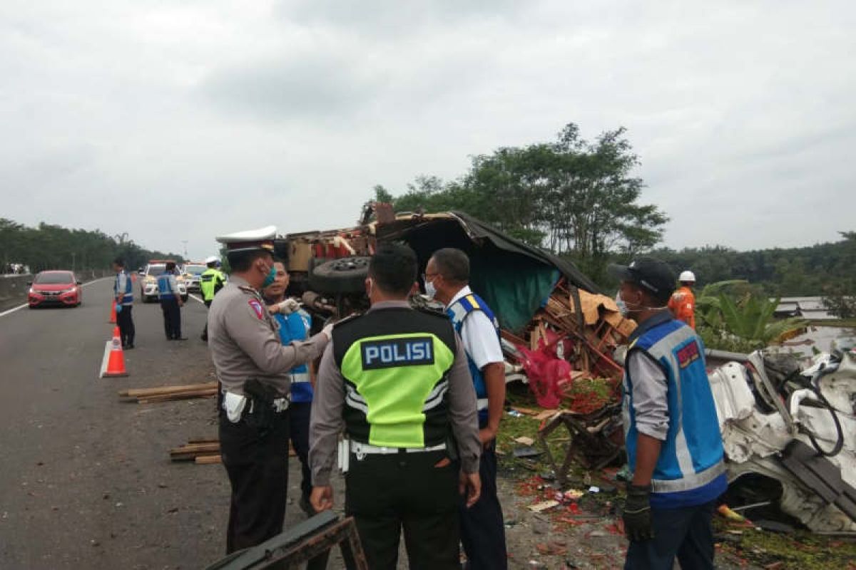 Seorang tewas setelah truk tabrak truk di Tol Bawen-Salatiga