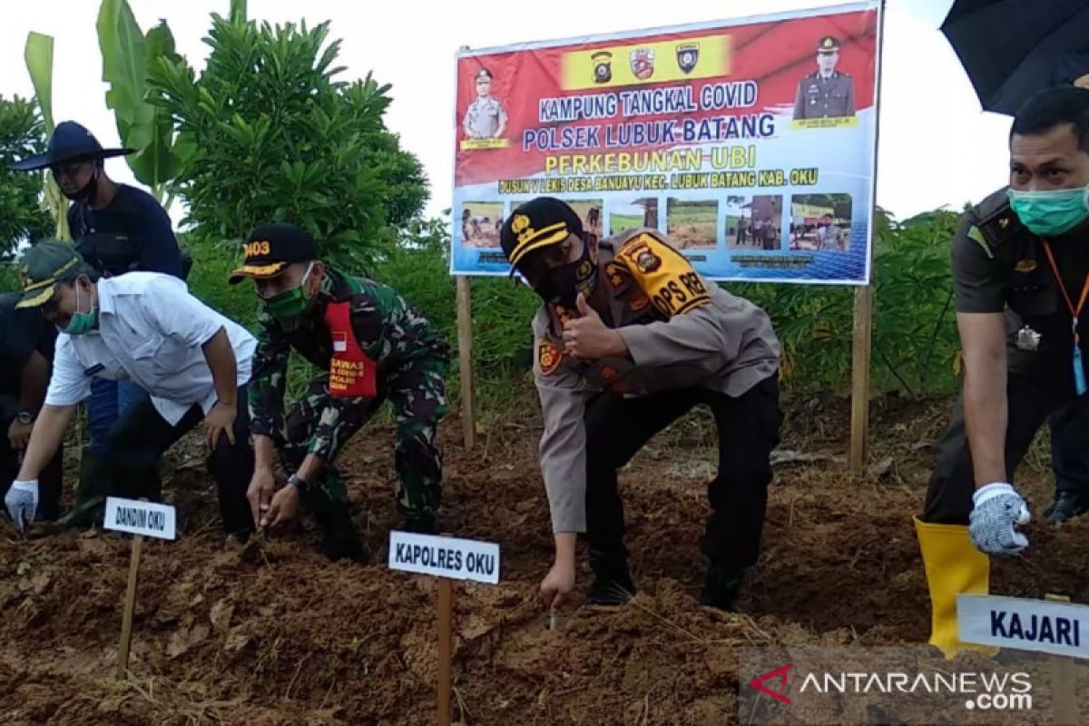 Polisi motori pemanfaatan lahan tidur menjadi Kampung Tangkal COVID-19