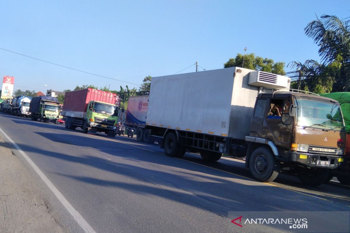 Gudang ban di Kudus terbakar, jalur pantura tersendat (VIDEO)