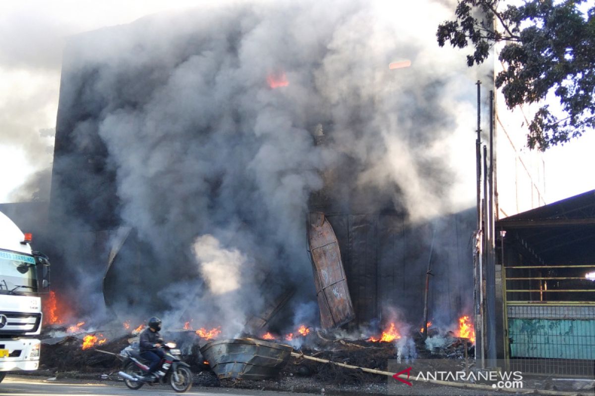 Gudang ban terbakar di Kudus belum padam