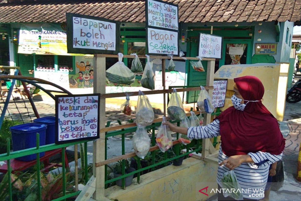 Guru TK di Boyolali buka "pagar sedekah" bantu masyarakat terdampak COVID