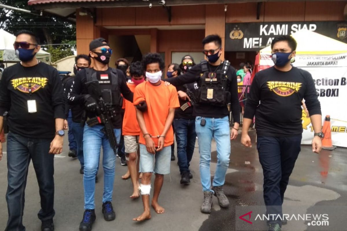 Dua perampok minimarket ditembak mati, tiga diamankan usai baku tembak dengan polisi