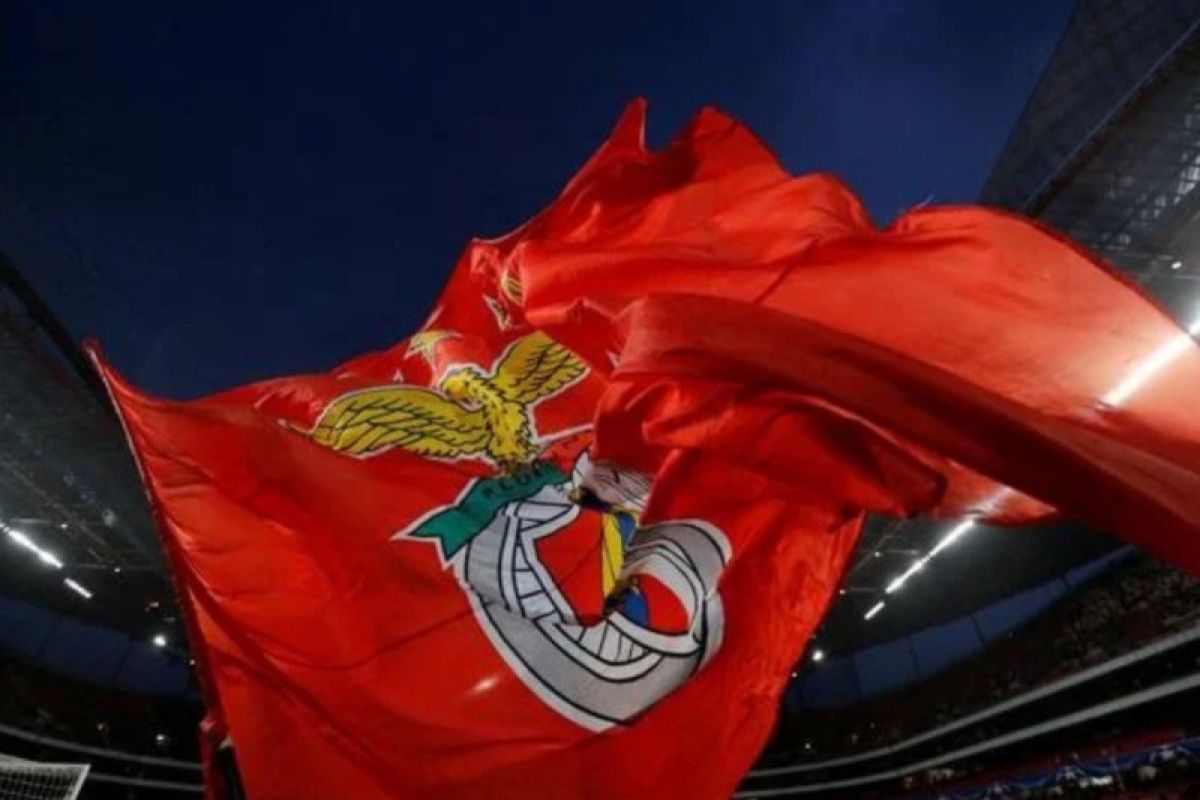 Bus bawa tim Benfica dilempari batu dan melukai dua pemain