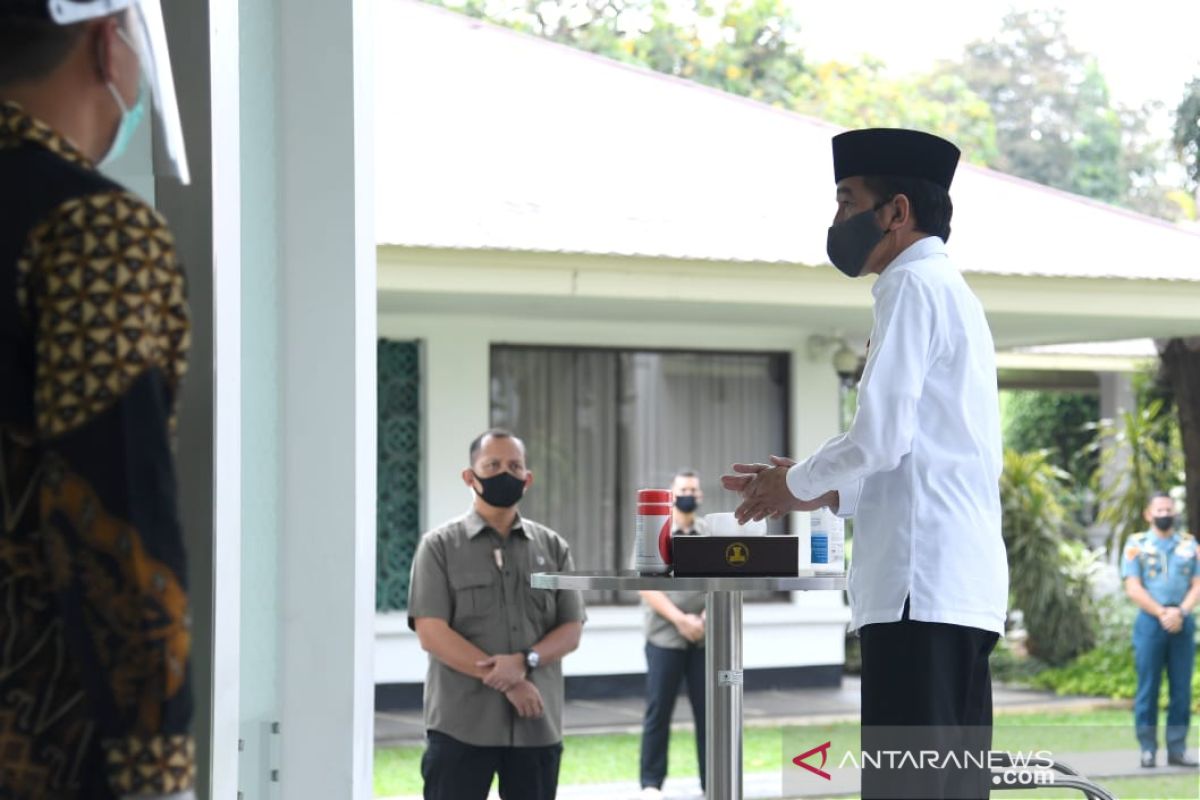 President Jokowi performs Friday prayers