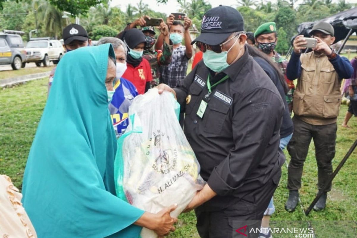 Gubernur Sulawesi Tenggara salurkan sembako COVID-19 di Konawe Selatan