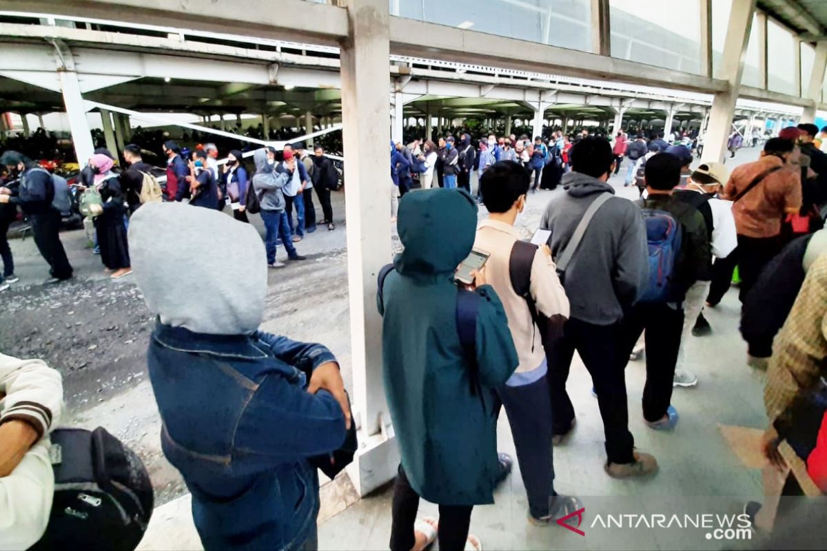 Penumpang KRL mengular di Stasiun Bogor