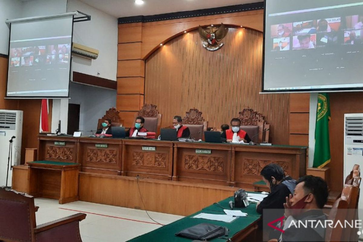 Aulia Kesuma terdakwa pembunuhan suami dan anak tiri menangis sampaikan pembelaannya