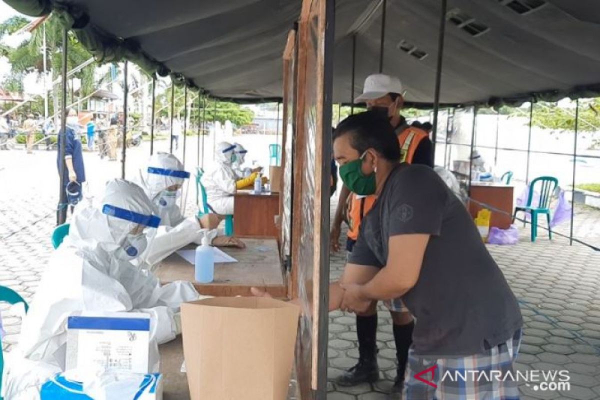 Pedagang pasar di Gunung Mas jalani tes cepat massal