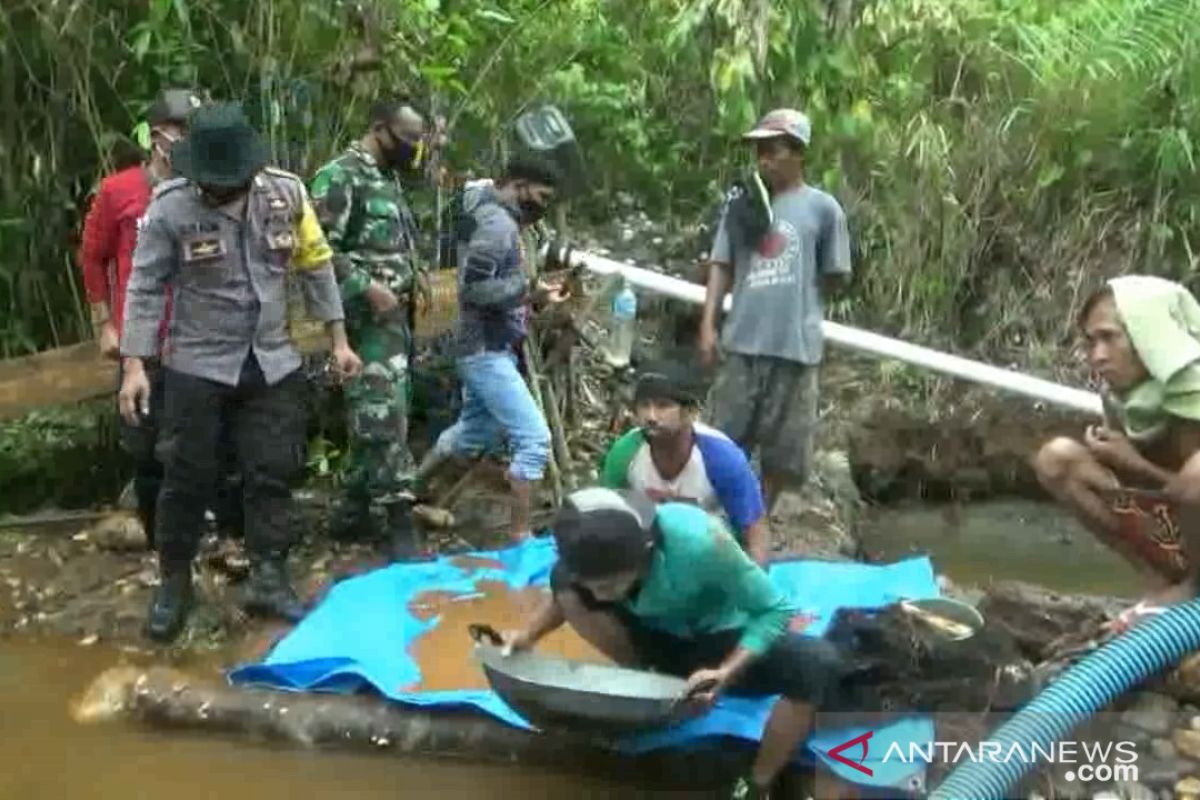 Temukan ladang emas, masyarakat Popalia Kolaka berebut mendulang