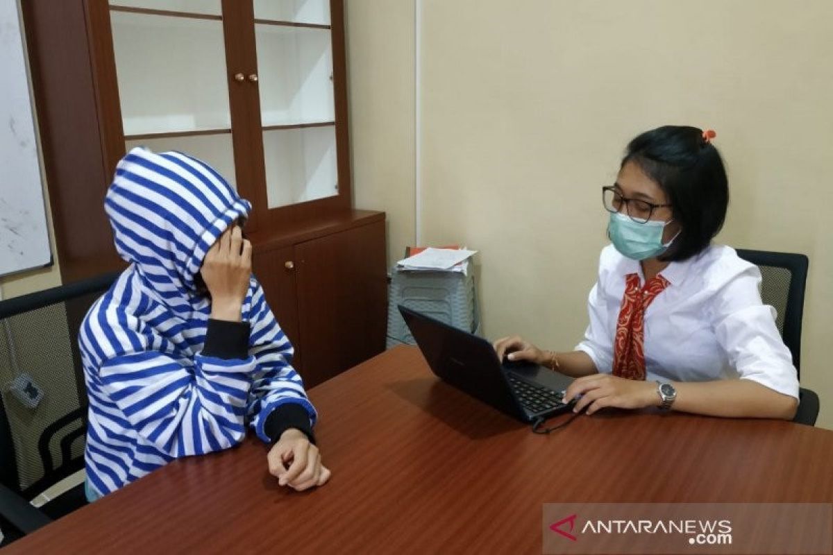 Menyamar jadi cewek di medsos, RH berhasil menipu puluhan pria hidung belang