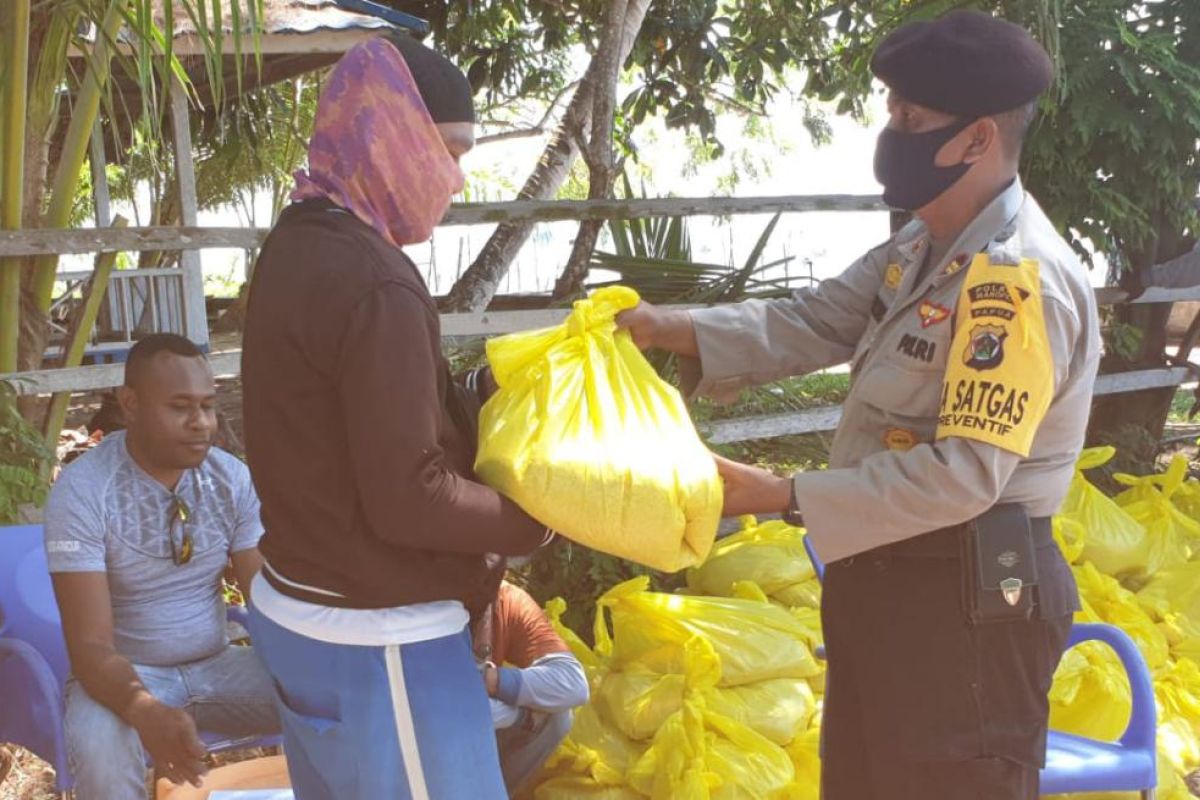 204 tukang ojek di Waropen terima bantuan beras dari Mabes Polri