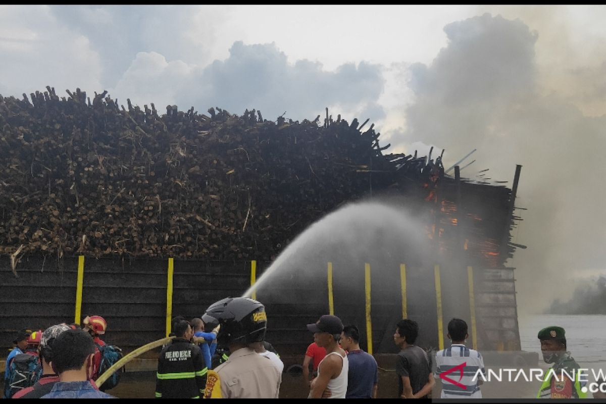 Kapal tongkang muat kayu akasia terbakar di Siak berasal dari Kaltim