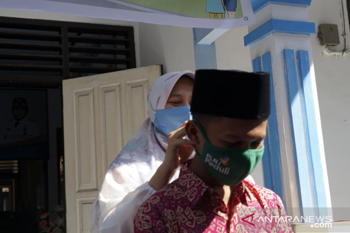 PLN salurkan bantuan masker hasil IKM NTB