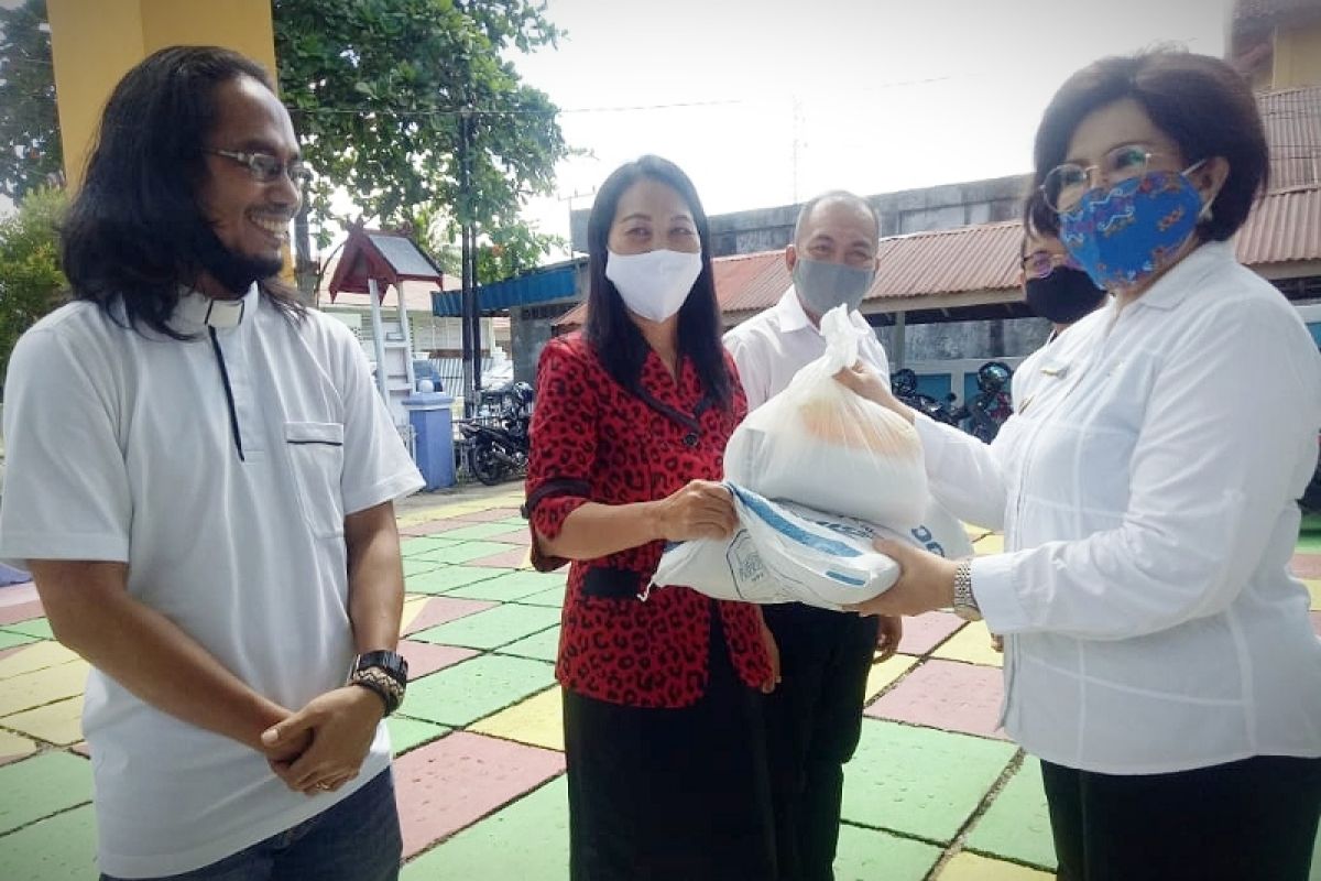 Pemuka agama dan penyandang disabilitas dapat bantuan dari Pemkab Barsel