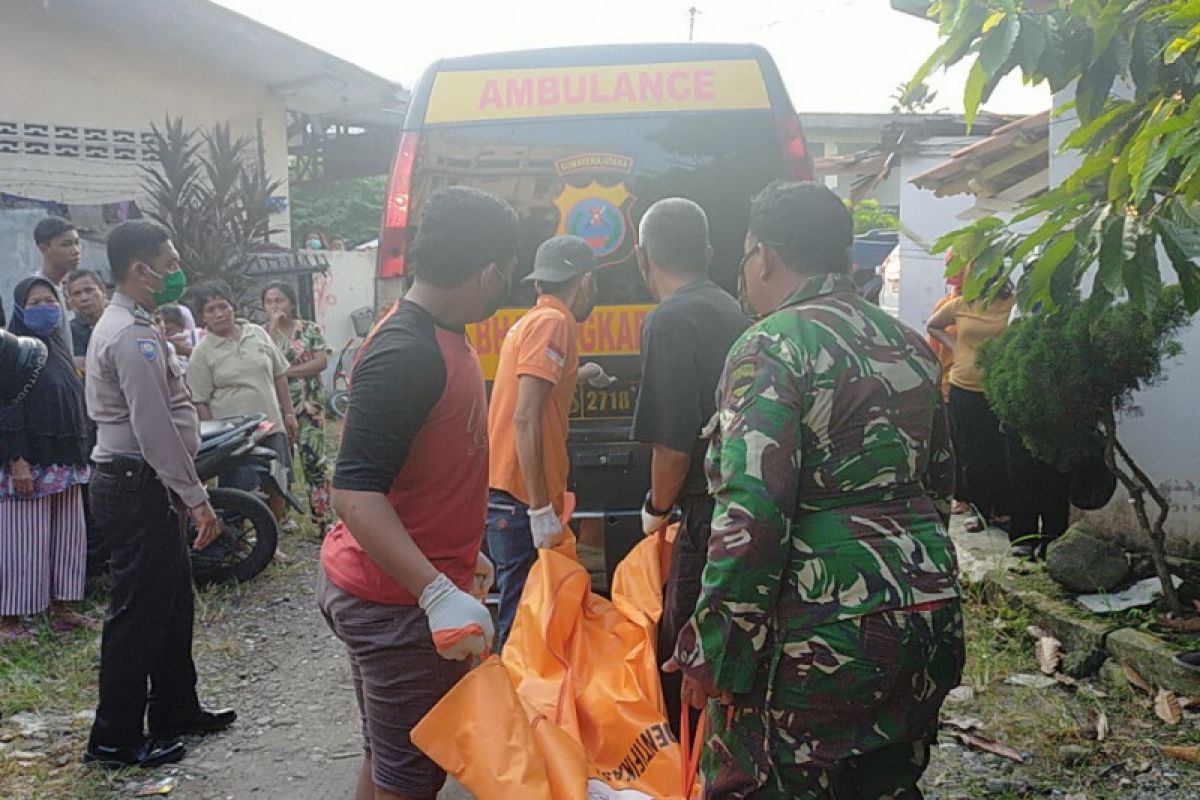 Seusai cari pinjaman uang untuk kebutuhan sehari-hari, istri temukan suaminya tewas tergantung