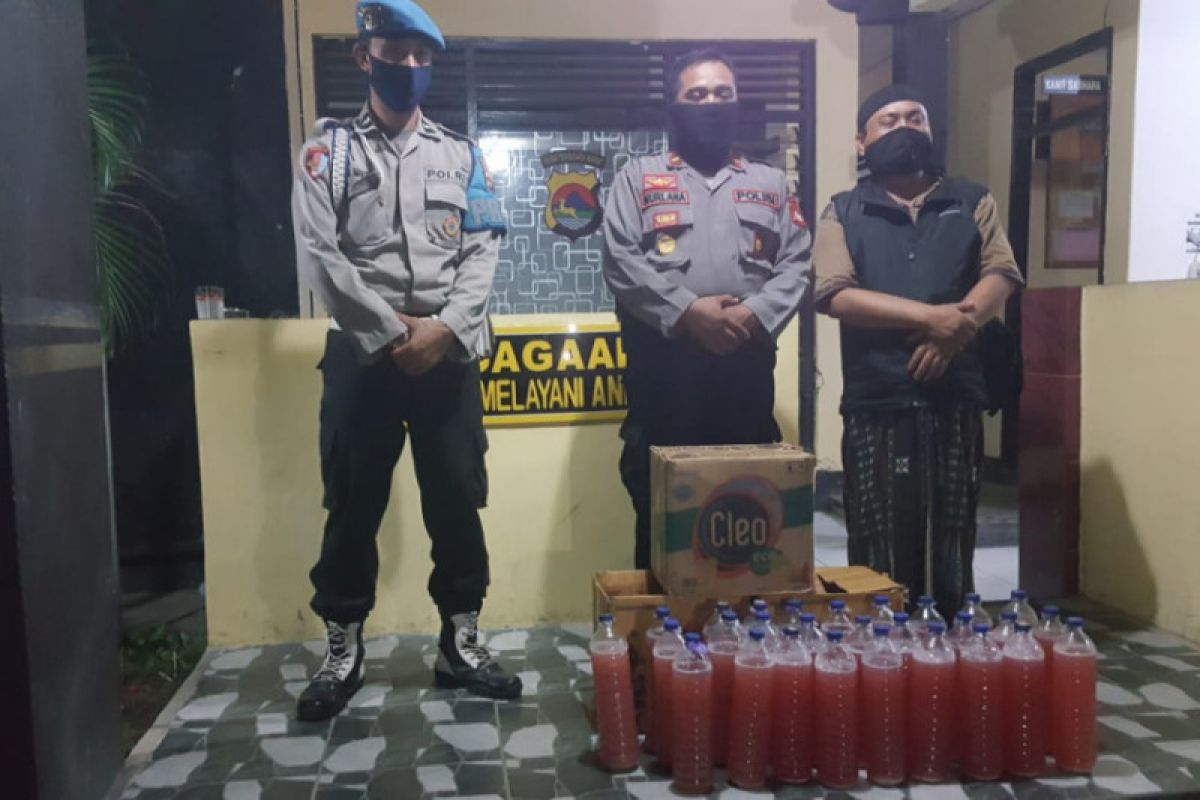 Ratusan botol miras oplosan diamankan Polsek Keruak