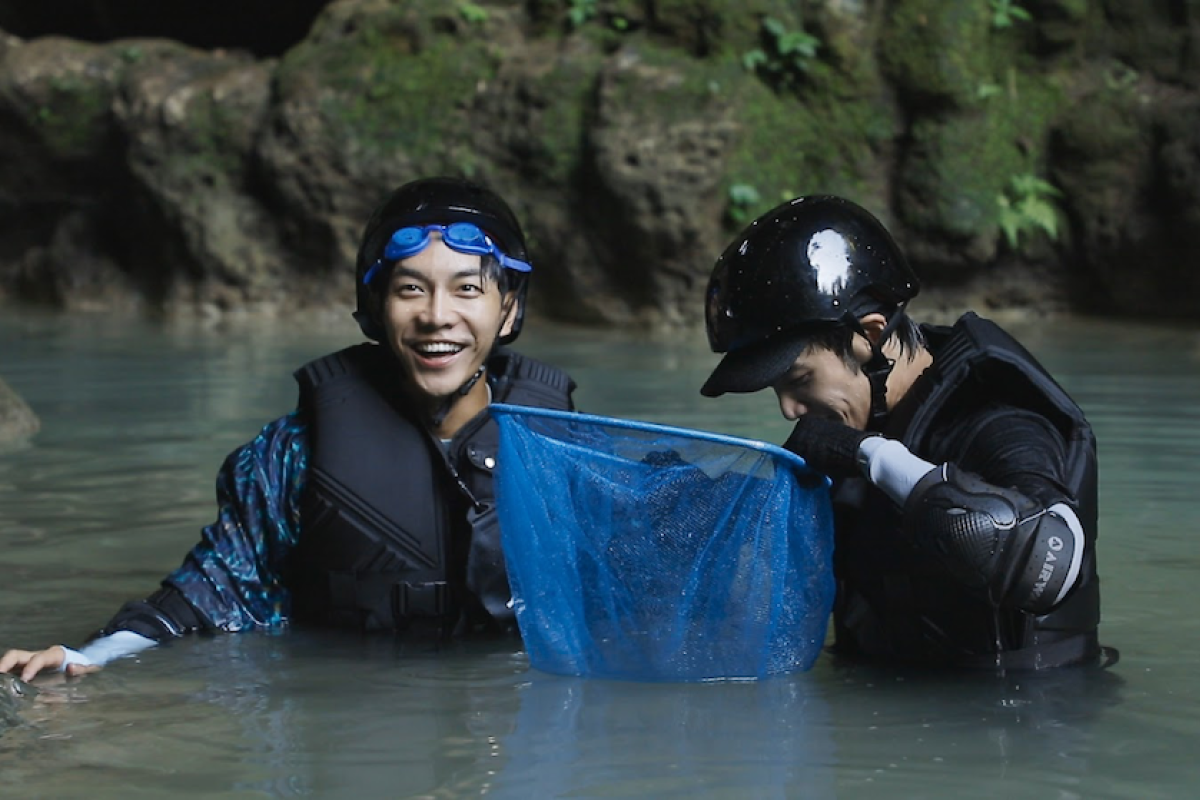 Kunjungi Indonesia, Lee Seung-gi & Jasper Liu sambangi Gua Jomblang hingga Prambanan