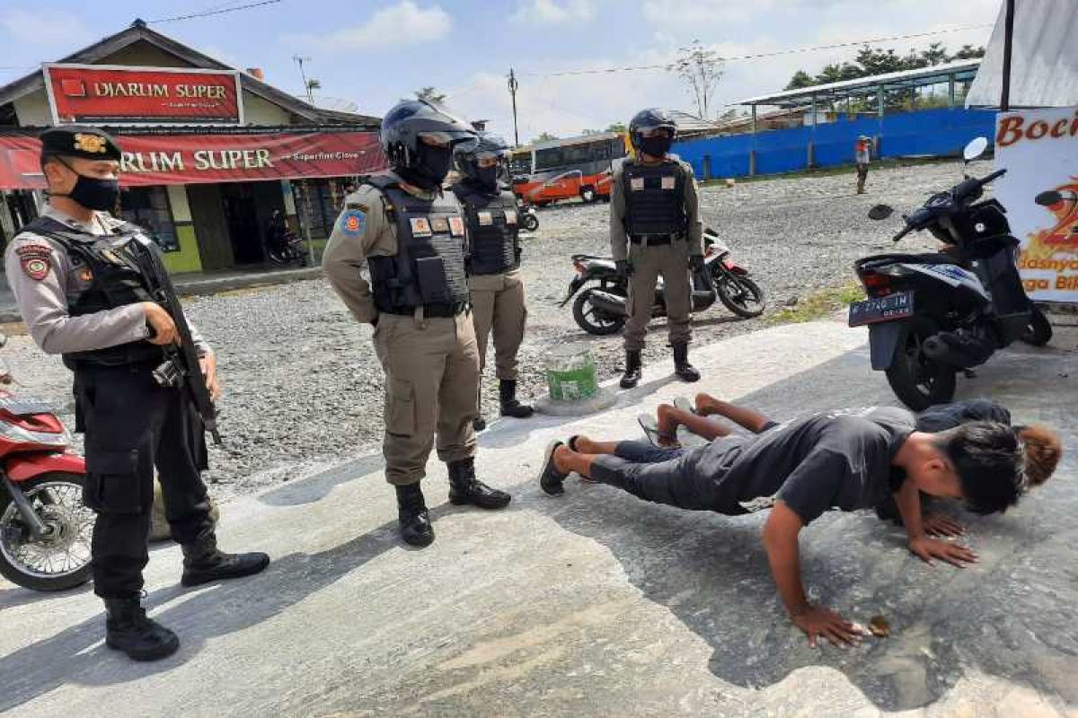 Tak bermasker, warga Wonosobo dikenai sanksi push up