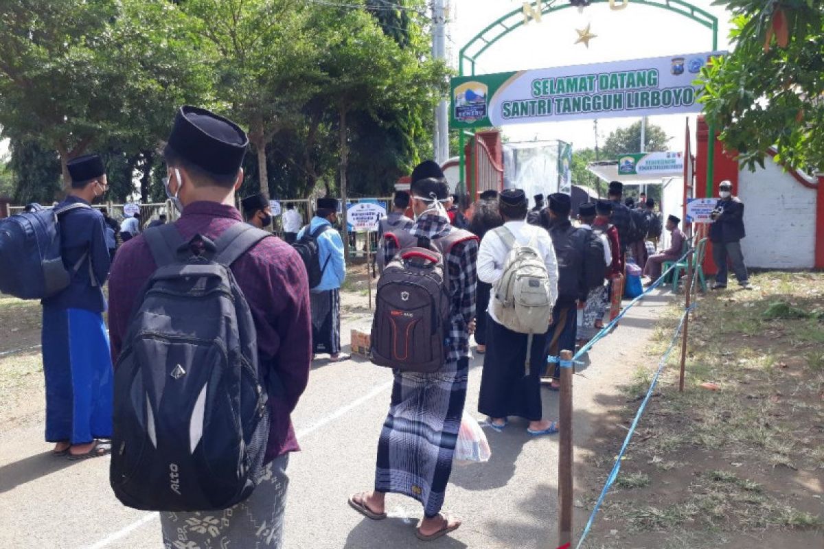 Ribuan santri jalani isolasi di pesantren