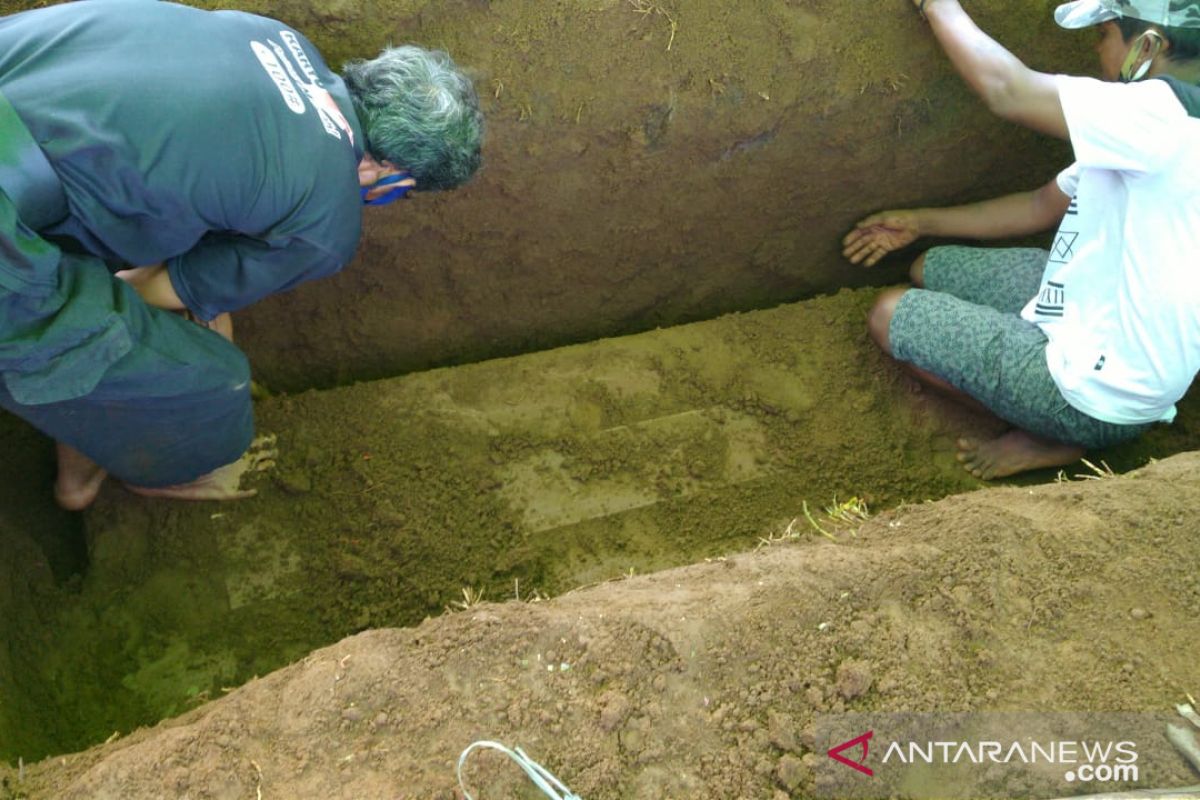 Keluarga bongkar makam pasien PDP COVID-19 setelah mengetahui hasil uji swab negatif