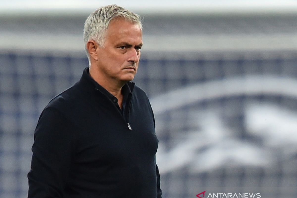 Demi Carlo Ancelotti, Mourinho rela langgar social distancing