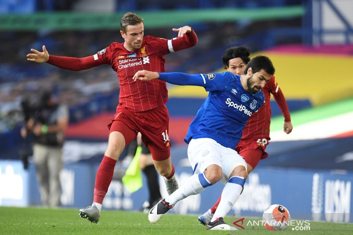 Everton perpanjang penantian juara Liverpool