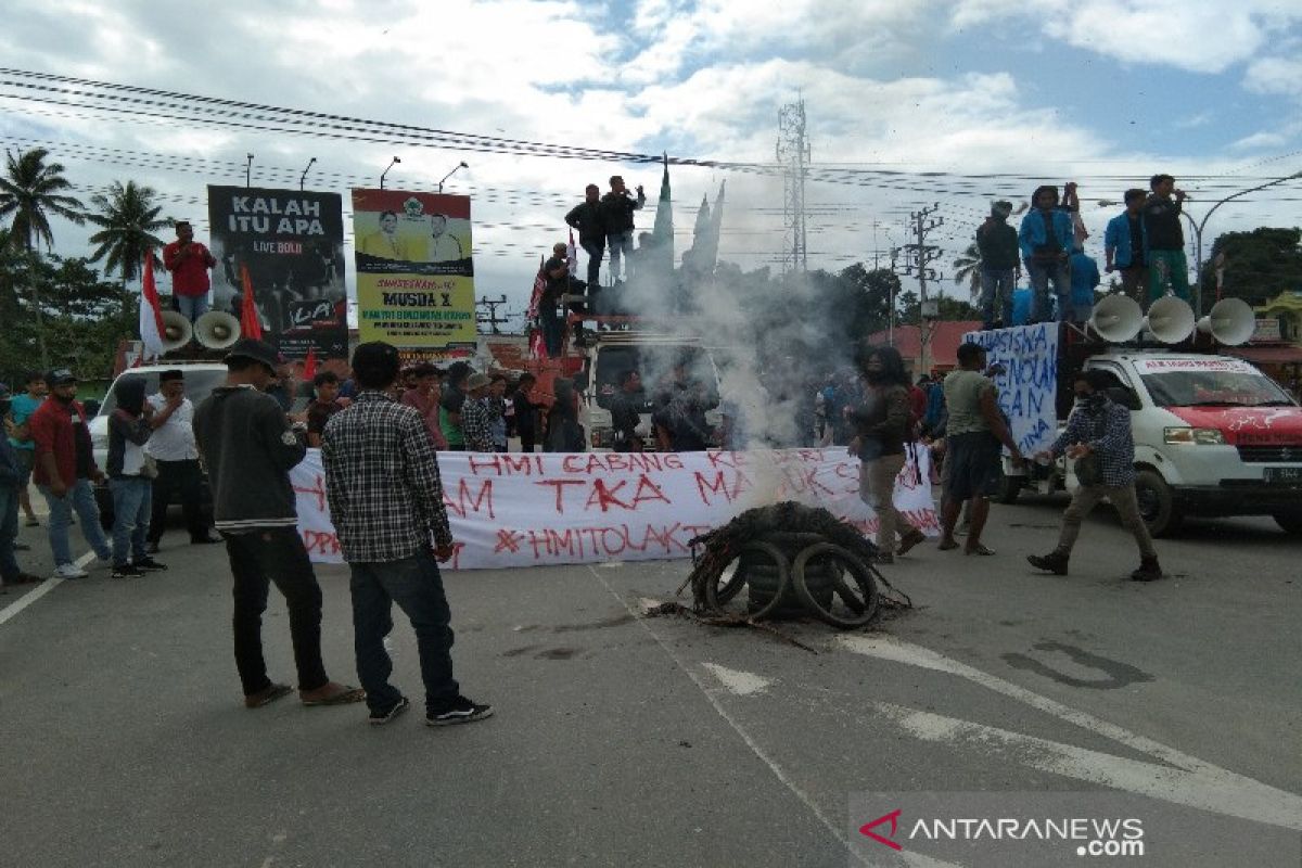 Demo tolak 500 TKA, akses menuju Bandara Haluoleo macet