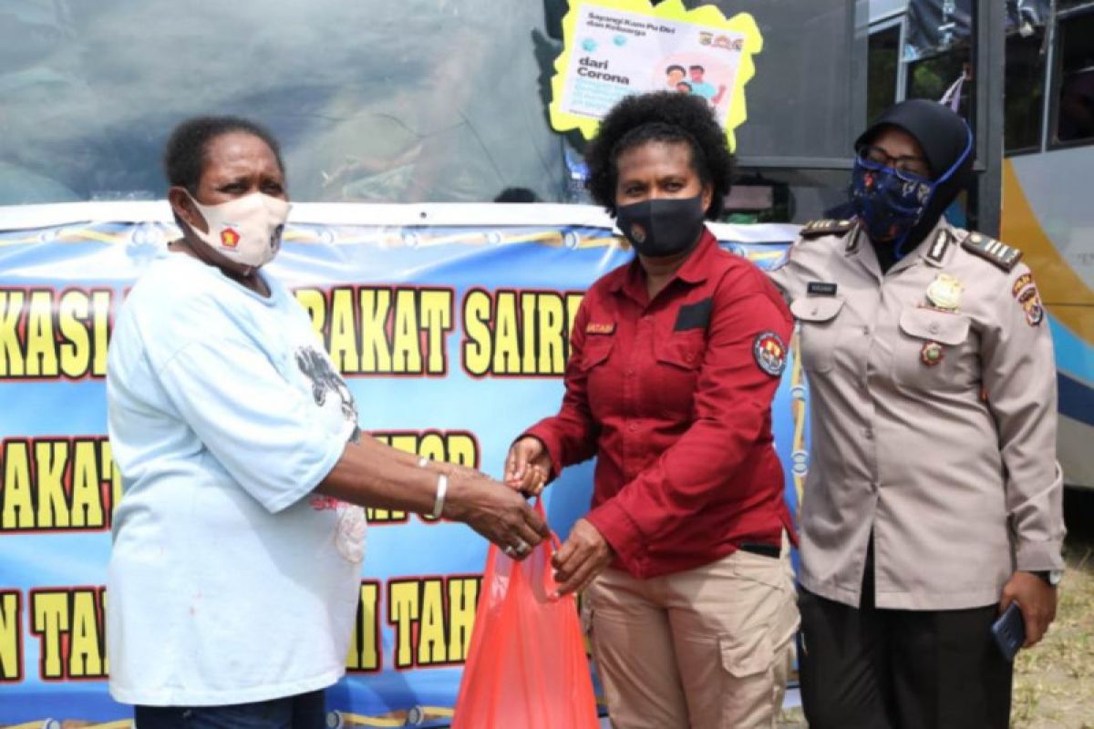 Polda Papua berikan bantuan makanan kepada warga Saireri di Kota Jayapura