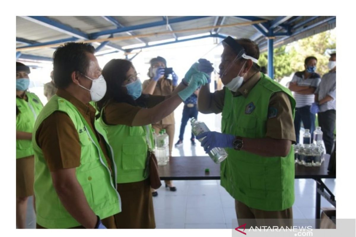 Pemkot Bitung membagikan VCO tenaga medis cegah COVID-19